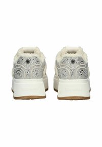 Sneakers con lacci in tessuto grigio, colletto in morbido tessuto crema, dettagli in strass argento, suola in gomma bianca e particolare con logo.