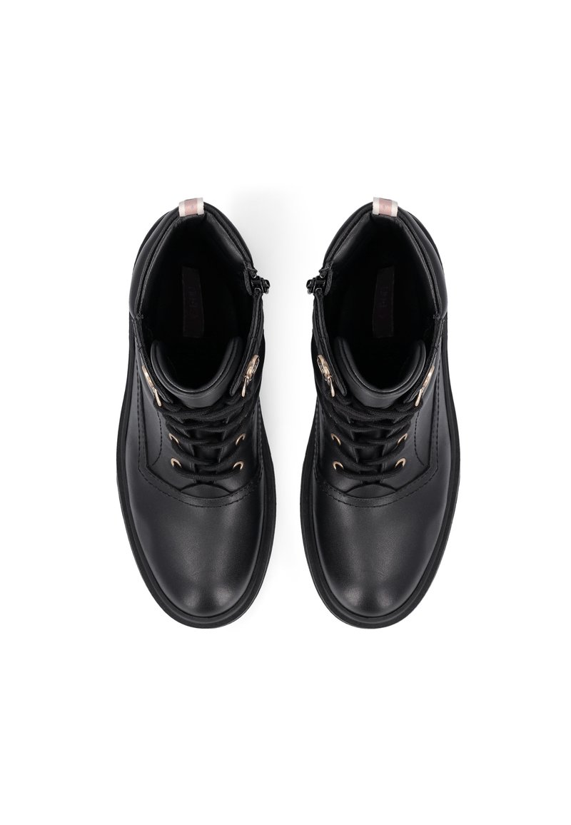 Botas de cuero negro hasta el tobillo con puntera redondeada, detalles en hardware dorado y diseño con cordones. Textura suave con detalles de costura.