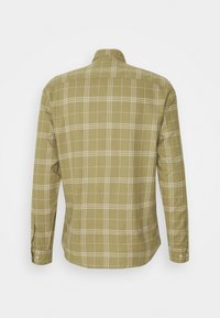 Långärmad skjorta i olivgrön med ett vitt rutig mönster. Har krage och knappmanchetter. Slät tygtextur.