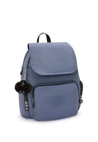 Blå nylon ryggsäck med klaffstängning, zippered framficka, nyckelringsapa som tillbehör och logotyp patch på framsidan.