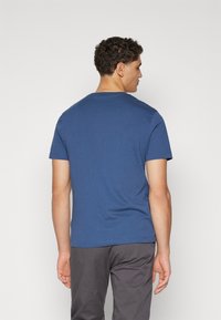 GANT REG ARCHIVE SHIELD - Tricou cu imprimeu - dusty blue sea