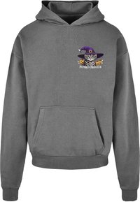 Grå bomullshuvtröja med en framficka. Har en grafik av en katt med en lila häxhatt och pumpor med texten "Pumpkin Prowler."