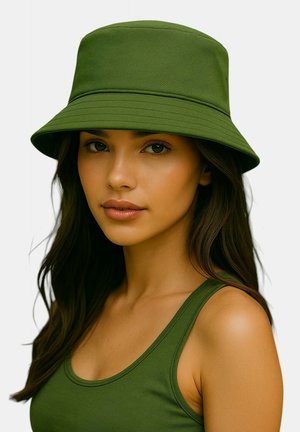 Groene bucket hat met een gestructureerd ontwerp en een gladde textuur, met subtiele ribbel-details op de rand, gedragen met een bijpassend tanktop.
