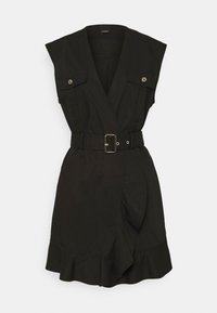 Czarna sukienka wrap z krótkimi rękawami, z dwiema kieszeniami z przodu, paskiem z prostokątną klamrą oraz falbaną u dołu.