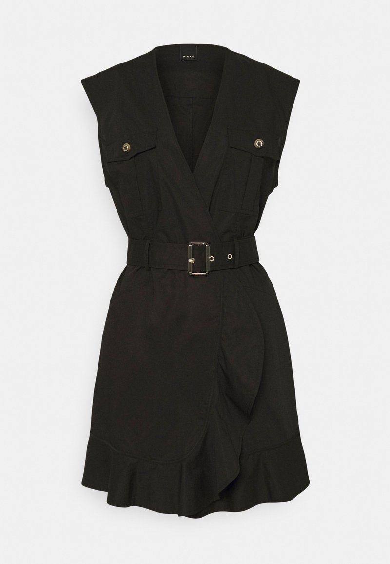 Czarna sukienka wrap z krótkimi rękawami, z dwiema kieszeniami z przodu, paskiem z prostokątną klamrą oraz falbaną u dołu.