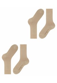 Calzini di cotone beige con una texture liscia, caratterizzati da un tallone e una punta rinforzati, esposti in coppia, uno di lunghezza crew e l'altro di lunghezza alla caviglia.