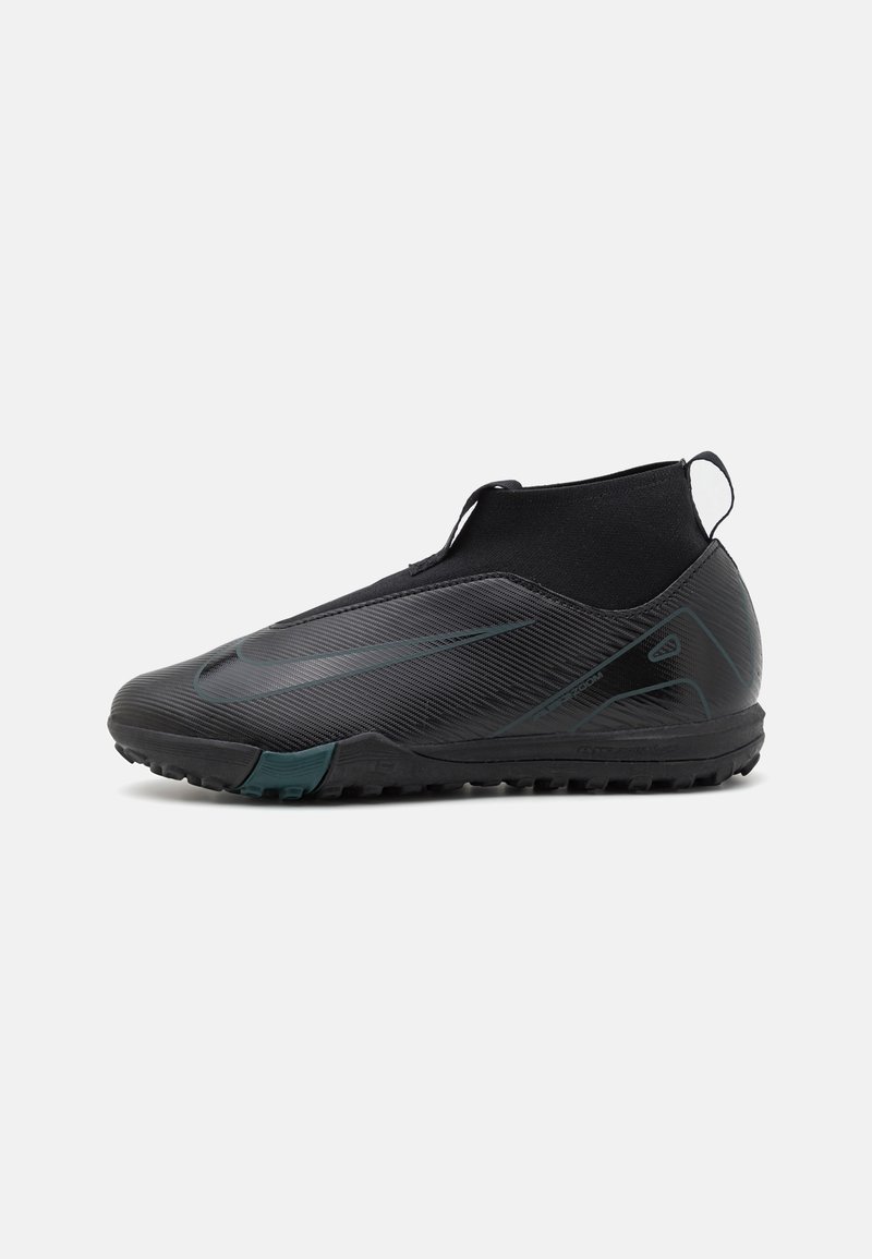 Schwarzer Sportschuh mit einem hohen, elastischen Kragen, strukturiertem Obermaterial, subtilen blauen Akzenten und einer robusten Außensohle, die für Traktion sorgt.