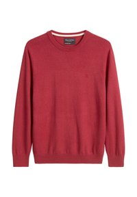 Czerwony sweter z dzianiny z okrągłym dekoltem, długimi rękawami i prążkowanymi mankietami. Na piersi subtelne logo. Miękka tekstura i klasyczny design.