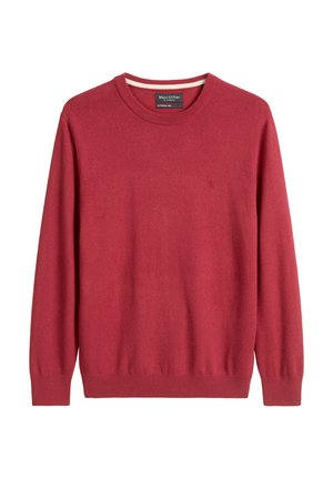 Pull en tricot rouge avec un col rond, des manches longues et des poignets côtelés. Présente un logo discret sur la poitrine. Texture douce et design classique.