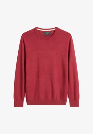 Pull en tricot rouge avec un col rond, des manches longues et des poignets côtelés. Présente un logo discret sur la poitrine. Texture douce et design classique.