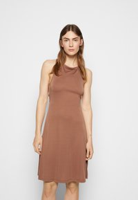 Vestido castanho sem mangas com decote drapeado, corpete ajustado e saia fluida. Tecido liso e elástico com um brilho subtil.