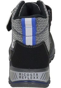Černá a šedá sportovní bota s texturovaným svrškem, modrými akcenty a zipovým detailem. Vybavena pevným podpatkem a značkovou zadní částí.