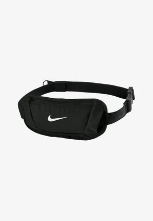 Riñonera negra hecha de tela duradera con correa ajustable. Presenta un bolsillo frontal con cremallera y un logo de Nike en blanco en la superficie.