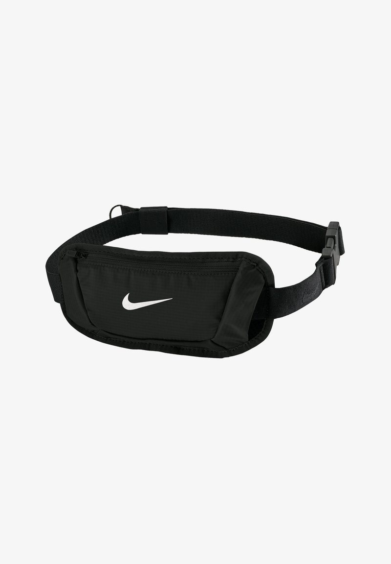 Buzunar negru pentru talie, fabricat dintr-un material durabil, cu curea ajustabilă. Dispune de un buzunar frontal cu fermoar și un logo alb Nike pe suprafață.