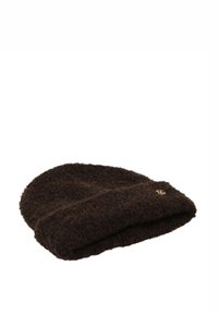 Brązowa dziana czapka z miękkiego, teksturowanego materiału, z podwiniętym mankietem i małym złotym logo.