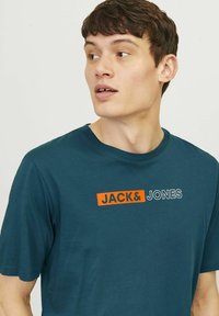 Jack & Jones JJECORP LOGO TEE PLAY O NECK - Camiseta estampada - deep teal