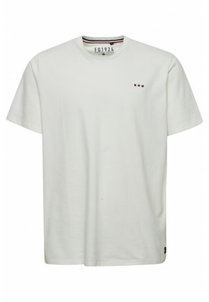 T-shirt blanc à manches courtes en coton avec un col rond, portant un petit logo rouge et bleu sur la poitrine gauche. Design épuré et décontracté.