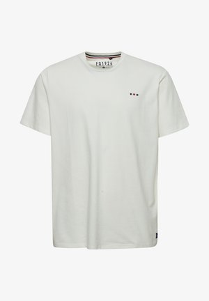 Kortærmet hvid t-shirt i bomuld med rund hals, der har et lille logo med røde og blå nuancer på venstre bryst. Rent, afslappet design.