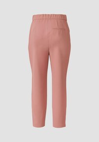 Hoge taille, taps toelopende roze broek met een elastische tailleband en een enkele achterzak, gezien vanaf de achterkant op een effen achtergrond.
