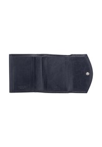 Cartera de cuero azul marino con múltiples ranuras para tarjetas y textura suave. Cuenta con cierre de presión y branding en relieve cerca de la parte inferior.