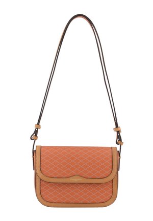 Sac à bandoulière en cuir matelassé orange de taille moyenne avec bordure beige et bandoulière réglable.