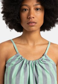 Top bez ramínek s vertikálními pruhy v zelené a šedé barvě, na krku nařasený, vyrobený z lehkého materiálu, s tenkými nastavitelnými ramínky.