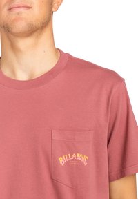 Billabong STACKED ARCH PKT - Camiseta estampada - rdu