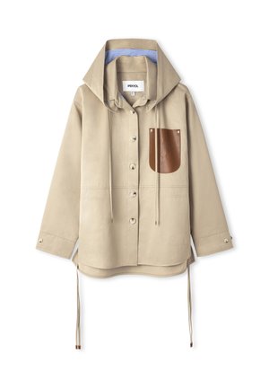 Beige lichtgewicht jas met een voorzak met een bruin leren accent, grote capuchon, knoopsluiting en trekkoorddetails.