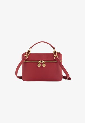 Bolso de mano de cuero rojo con un acabado texturizado, con herrajes dorados, un asa superior y correas de hombro removibles. Detalle de cierre con cremallera.