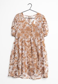 Blumenkleid mit V-Ausschnitt, Puffärmeln und ausgestelltem Schnitt. Der cremefarbene Grundstoff zeigt braune Blumenmuster. Hängt an einem schwarzen Haken.