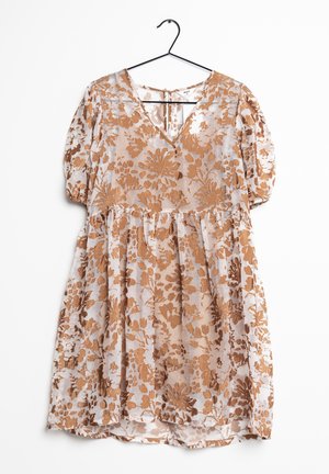 Blumenkleid mit V-Ausschnitt, Puffärmeln und ausgestelltem Schnitt. Der cremefarbene Grundstoff zeigt braune Blumenmuster. Hängt an einem schwarzen Haken.