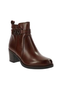 Bottine en cuir marron avec un bout arrondi, une sangle décorative avec un accent en métal circulaire, et un talon épais.