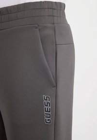 Guess MID WAIST JOGGING - Jogginghose - dunkelgrau