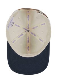 Gorra de algodón con interior crema y visera azul marino. Presenta detalles de costura y una marca en púrpura en el interior. Correa de cuero ajustable en la parte posterior.