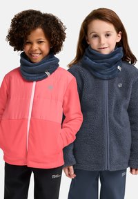 Due bambini indossano abbigliamento esterno: una giacca in pile rosa con una cerniera bianca e una giacca in pile blu navy. Entrambi hanno scaldacollo coordinati.
