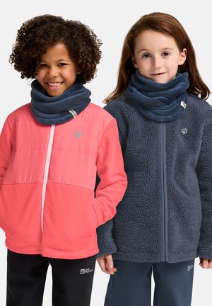 Twee kinderen dragen buitenkleding: een roze fleece jack met een witte rits en een marineblauw fleece jack. Beiden hebben bijpassende nekkraagjes.