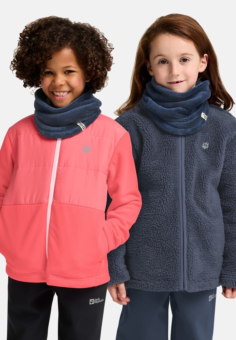 Due bambini indossano abbigliamento esterno: una giacca in pile rosa con una cerniera bianca e una giacca in pile blu navy. Entrambi hanno scaldacollo coordinati.