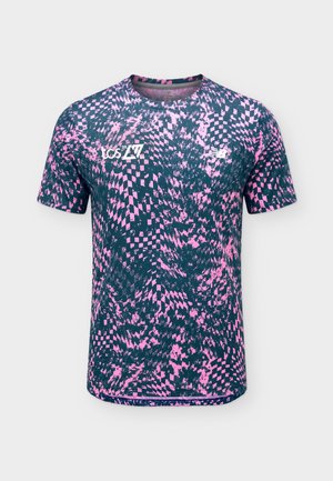 Αθλητική μπλούζα με κοντά μανίκια, ροζ και σκούρο μπλε αφηρημένο καρό σχέδιο και μικρά λευκά λογότυπα στο στήθος.