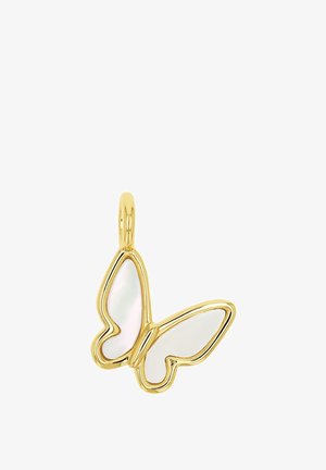Charm de mariposa en tono dorado que presenta un elegante incrustado de madreperla blanca pulida, con contornos definidos y un pequeño lazo adjunto para colgar.