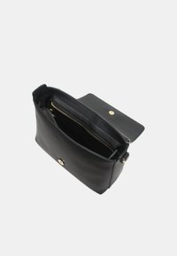 Borsa a mano in pelle nera con finitura testurizzata, tasca interna con zip e chiusura a scatto magnetico. Presenta dettagli in hardware dorato.