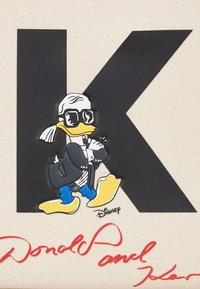 Le personnage de Donald Duck portant des lunettes noires et un costume sur un fond beige, avec un grand "K" noir et une signature rouge en dessous.