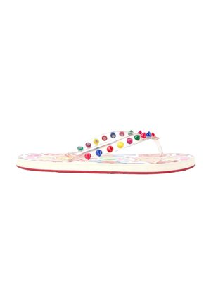 Flad sandal med farverig blomsterprintede sål og transparente stropper dekoreret med flerfarvede kegleformede nitter på hvid baggrund.