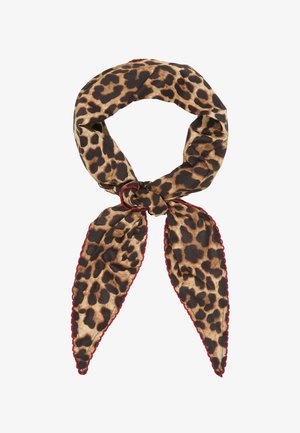 Halstørklæde med leopardprint med brune og sorte pletter, bundet i en løs knude, med rød bølgekantssyning.