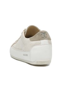 Sneaker in suede crema e grigio chiaro con tallone in pelle bianca, forma arrotondata, dettagli perforati e suola in gomma testurizzata.
