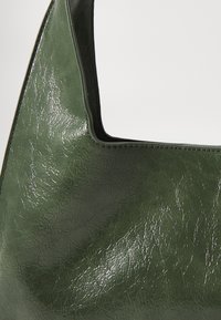 Gina Tricot SHOULDER BAG - Handtasche - green