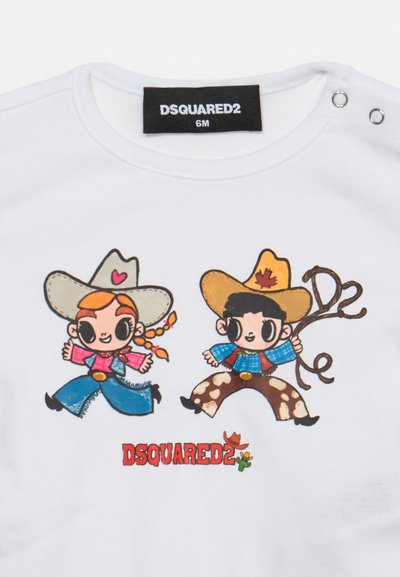 T-shirt bébé blanc avec personnages de cowgirl et cowboy dessinés, logo DSQUARED2 et boutons-pression près du col rond.