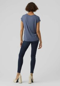 Vero Moda VMAVA PLAIN - T-paita - china blue