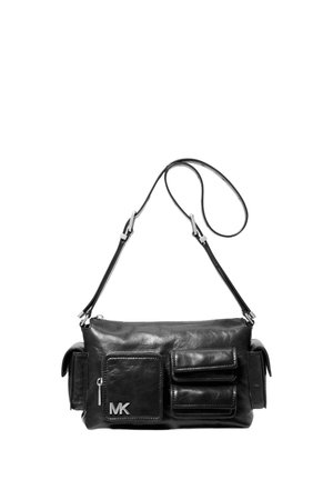 Bolso de hombro de cuero negro con dos bolsillos frontales, herrajes plateados, correa ajustable y logo de MK en el lateral. Textura suave y forma rectangular.