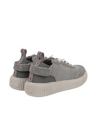 Baskets grises avec semelle en caoutchouc, matériaux en suède et en toile, design à lacets, et arrière en boucle avec des accents rouges. Marque notable sur le côté.