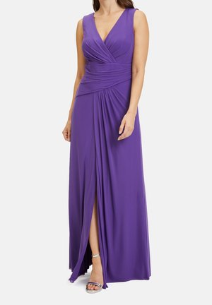 Paarse mouwloze jurk met diepe V-hals, geplooide taille en een split aan de zijkant. Gemaakt van een gladde stof met lichte plooien voor een vloeiende uitstraling.